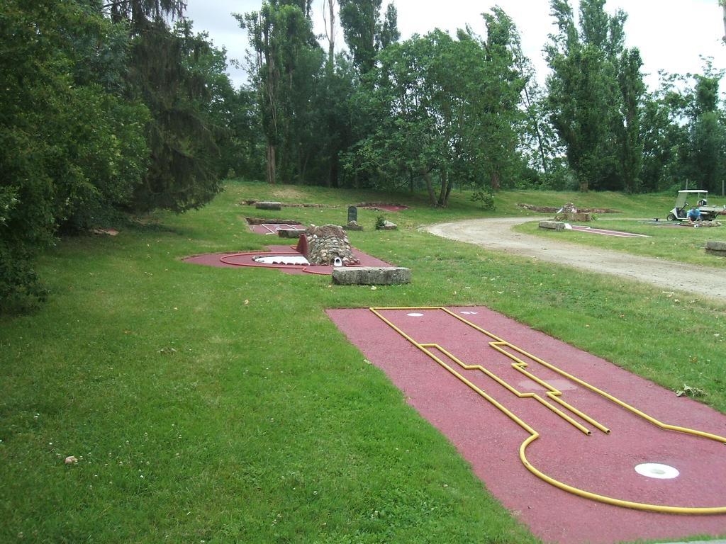 Camping Parc Du Chateau D'Allot Hotell Boé Exteriör bild